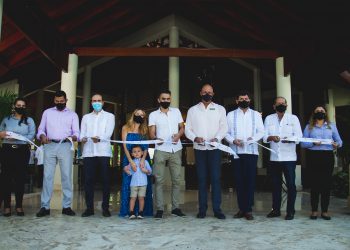 Primeros huéspedes junto a ejecutivos de AMResorts en corte de cinta.