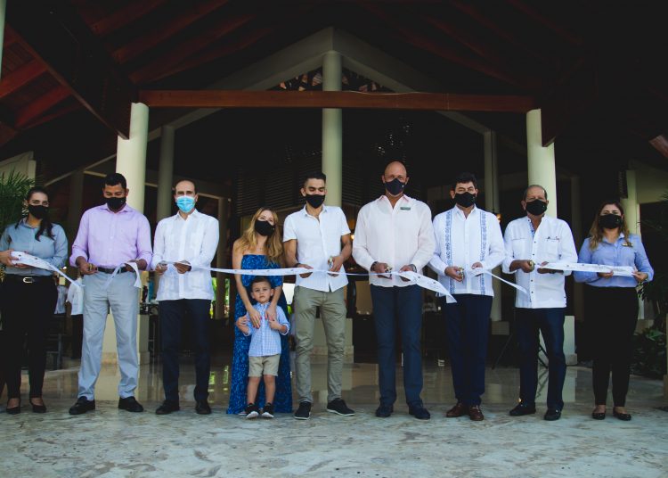 Primeros huéspedes junto a ejecutivos de AMResorts en corte de cinta.