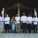 Primeros huéspedes junto a ejecutivos de AMResorts en corte de cinta.