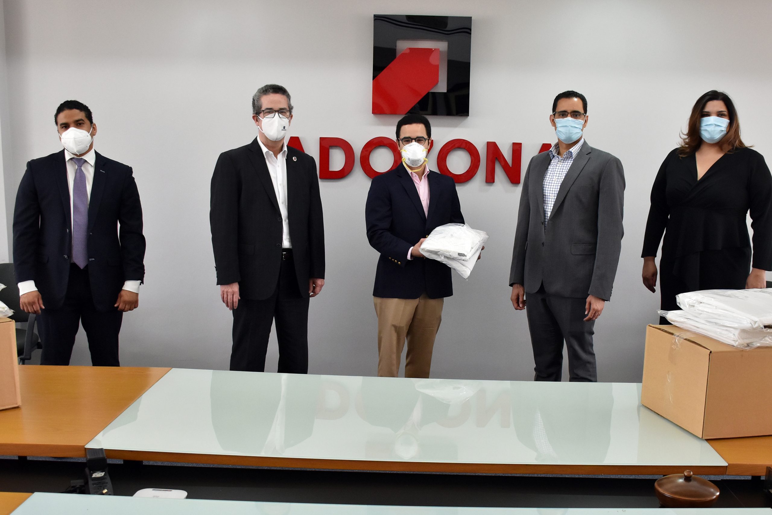 foto adozona juan ariel jimenez recibe donación de adozona