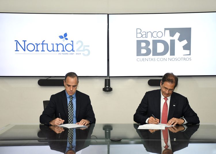 Federico Fernández, director regional para Latinoamérica de  Norfund y Juan Carlos Rodríguez Copello presidente del Banco BDI, durante la suscripción del acuerdo.