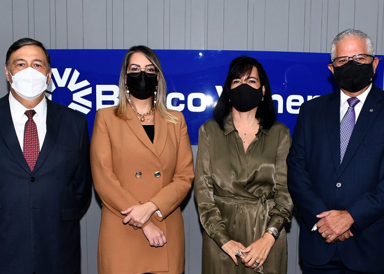 Lionel Senior, Mónica Ceballos,   Orietta de Méndez y Víctor Virgilio Méndez Saba.
