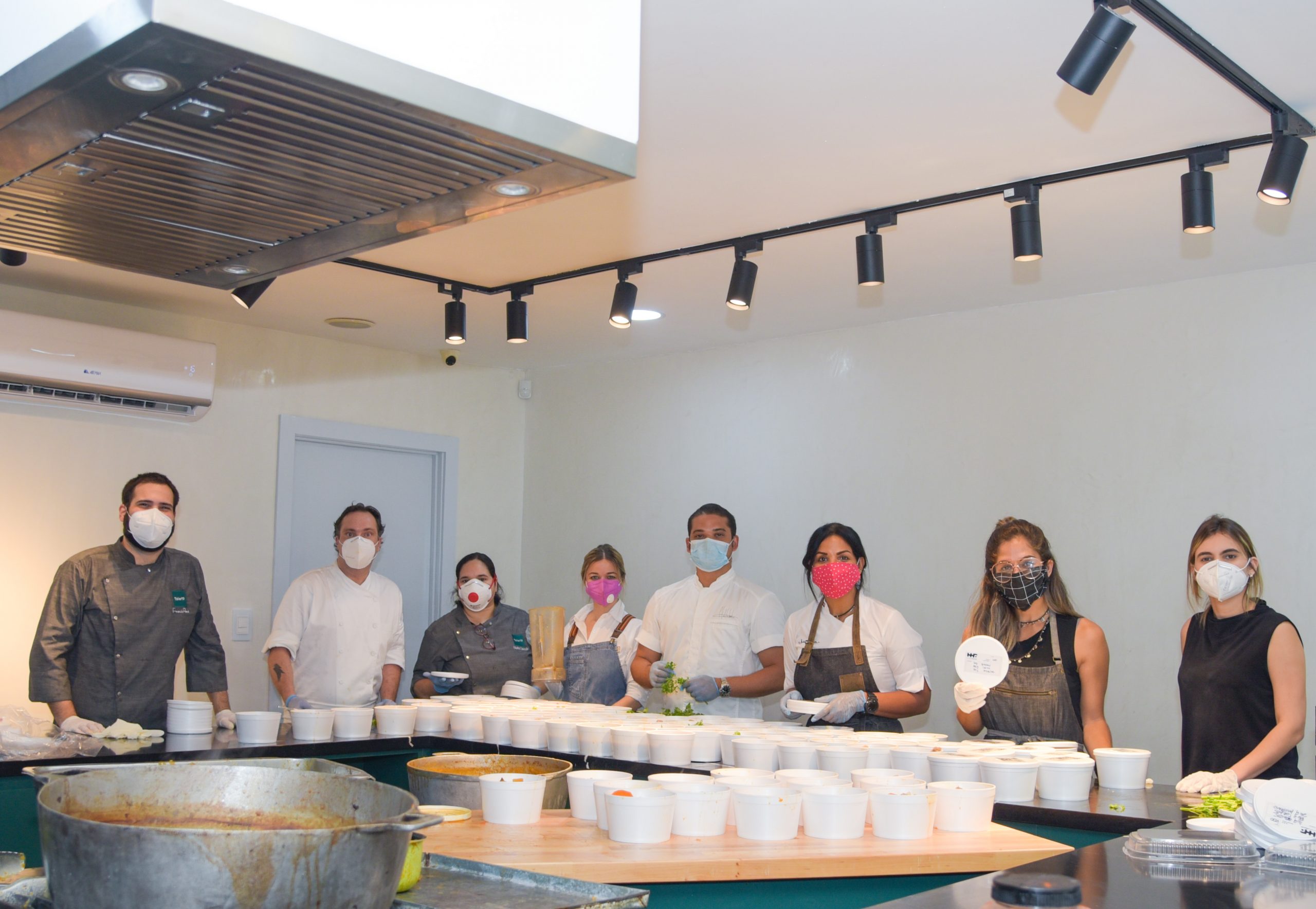 fotos chefs particpantes en entrega alimentos