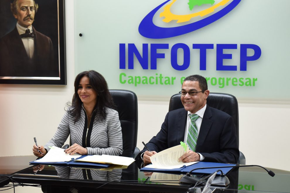 franchesca de los santos y rafael ovalles, en la firma de acuerdo entre el infotep y el intrant
