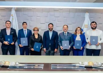 El superintendente de Pensiones, Francisco A. Torres, explicó que esta distinción es un reconocimiento que certifica que, al menos el 70% de sus empleados han completado con éxito el curso básico.