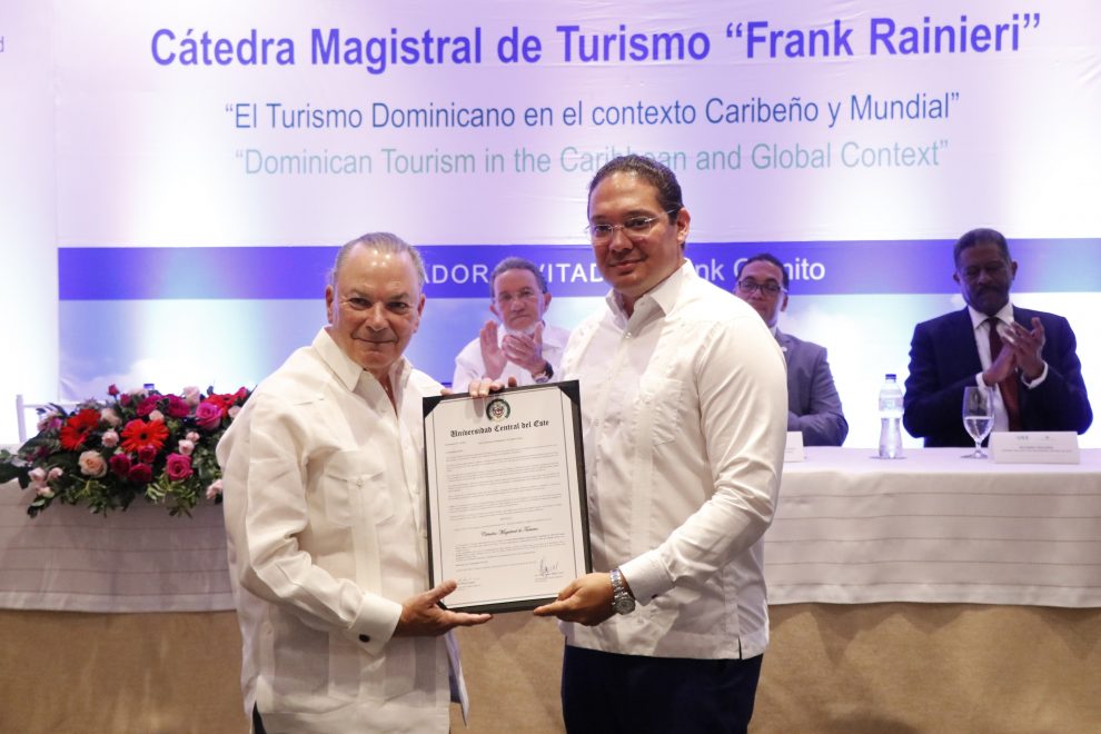 frank rainieri recibe el reconocimiento de manos del rector de la uce, josé hazim torres...