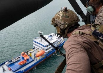 Según Noem, el buque, "sospechoso de transportar petróleo sometido a embargo".