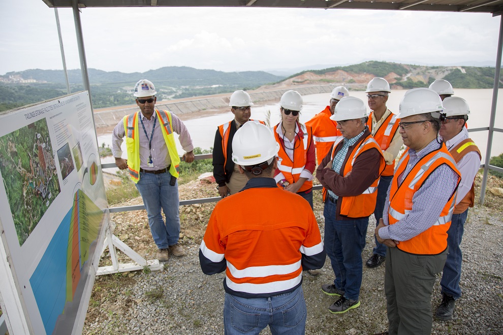 funcionarios y técnicos del mem reciben explicaciones sobre el manejo de la presa