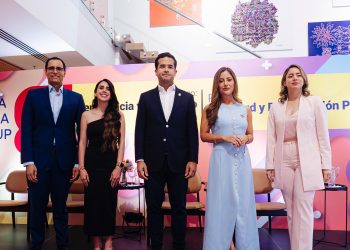 El panel estuvo integrado por Omar Fernández, senador del DN; Gabriela Avendaño, asesora digital del presidente de Ecuador; Gloria Reyes, miembro de la DE del PRM; Lucía Jaramillo, presidenta de la Comisión de Relaciones Internacionales de la Asamblea Nacional de Ecuador; y Juan Ariel Jiménez, miembro del CP del PLD.