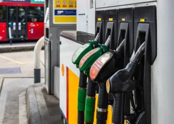 El precio del combustible en EE.UU. aumenta impulsado por la escalada del conflicto con Irán.