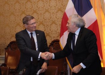 Canciller dominicano, Roberto Álvarez, junto a Luis Almagro, secretario general de la OEA. - Fuente externa.