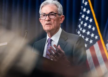La mediana de los pronósticos de los gobernadores de la Fed señala que los tipos se situarán en 2024 en el 4.4%, (el equivalente a un rango del 4.25% al 4.5%), para llegar al 3.4% en 2025 y al 2.9% en 2026.