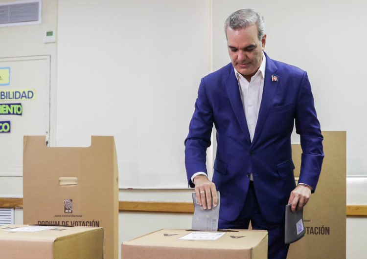 Luis Abinader ejerciendo el derecho al voto en las elecciones municipales de febrero pasado. | Fuente externa.