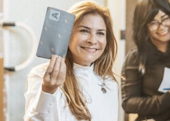 Carolina Mejía votando en elecciones municipales. - Fuente externa.