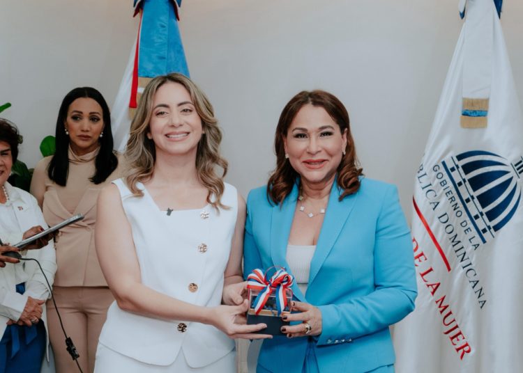 Reyes subrayó los avances alcanzados por RD en materia social, citando datos de la Cepal y del Banco Mundial que evidencian la reducción sostenida de la pobreza.