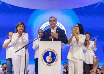 Luis Abinader, presidente de República Dominicana, junto a la vicepresidente Raquel Peña, y la primera dama, Raquel Arbaje. - Fuente externa.