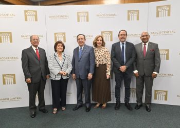 Estuvieron presentes en el acto la vicegobernadora, Clarissa de a Rocha de Torres; el gerente, Ervin Novas Bello; el contralor, José Manuel Taveras Lay; el subgerente y director cultural, José Alcántara Almánzar; entre otros.