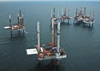 El gobierno de EE. UU. estudia levantar protecciones ambientales para ampliar la extracción de petróleo en el Golfo de México.