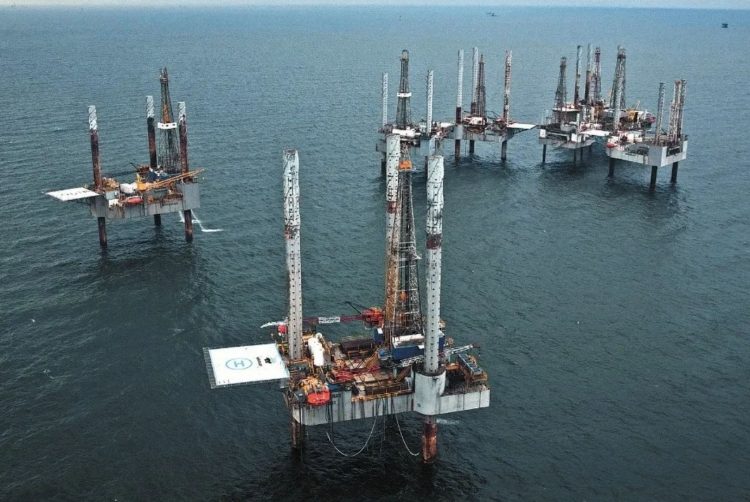 El gobierno de EE. UU. estudia levantar protecciones ambientales para ampliar la extracción de petróleo en el Golfo de México.
