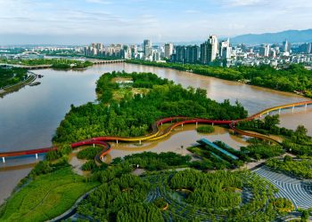 En la práctica, estas "ciudades esponja" son grandes áreas verdes públicas en las que el diseño futurista y la modernidad van de la mano. - Fuente externa.