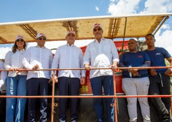 Luis Abinader recorre finca en Montecristi y destaca avances en mecanización agrícola.