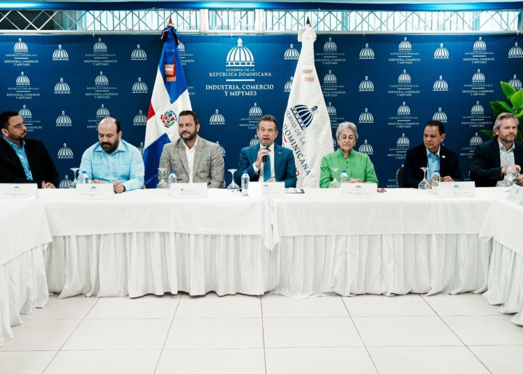 La reunión contó con la presencia de Luis Madera Sued, viceministro de Monitoreo y Coordinación Gubernamental del Ministerio de la Presidencia, Marcia Suárez en representación de presupuesto, así como directores, directoras y viceministros de diversas instituciones.
