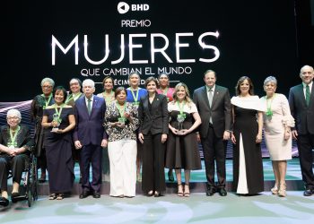 A la ceremonia de premiación, realizada en la sala Carlos Piantini del Teatro Nacional Eduardo Brito, asistió la vicepresidenta de RD, Raquel Peña.