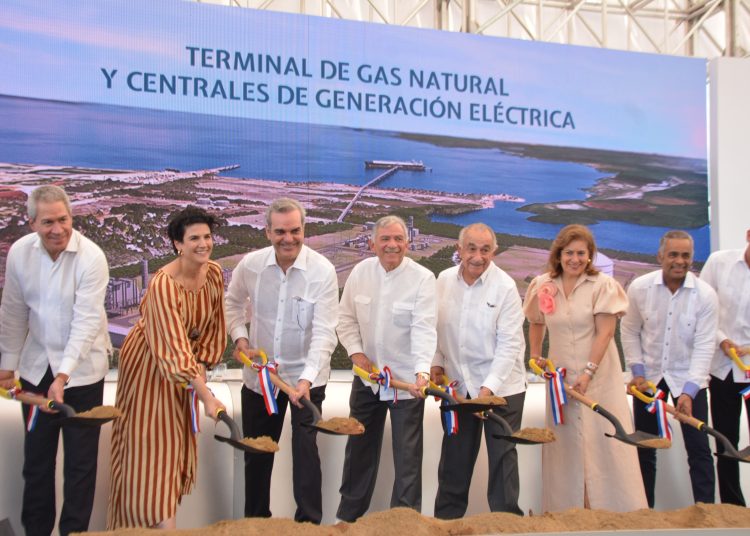 El presidente Luis Abinader encabezó el primer palazo del megaproyecto energético, junto a los ejecutivos de los consorcios energéticos Manzanillo Gas & Power y  Manzanillo Energy. | Lésther Álvarez.