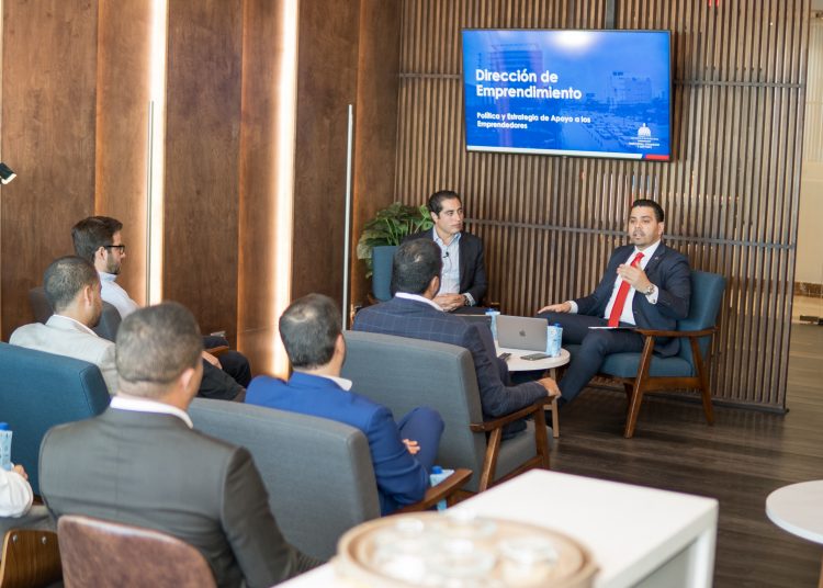 George Alexander Nader, creador de Pa' Lante Dominicana, y Roger Marte, director nacional de emprendimiento del Ministerio de Industria, Comercio y Mipymes (MICM).