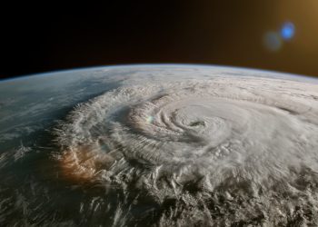 Ese panorama invita a las personas a no solo salvaguardar su vida y asegurar sus bienes muebles e inmuebles, sino también proteger su economía familiar. - Fotografía: NASA