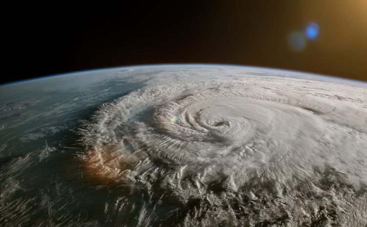 Ese panorama invita a las personas a no solo salvaguardar su vida y asegurar sus bienes muebles e inmuebles, sino también proteger su economía familiar. - Fotografía: NASA