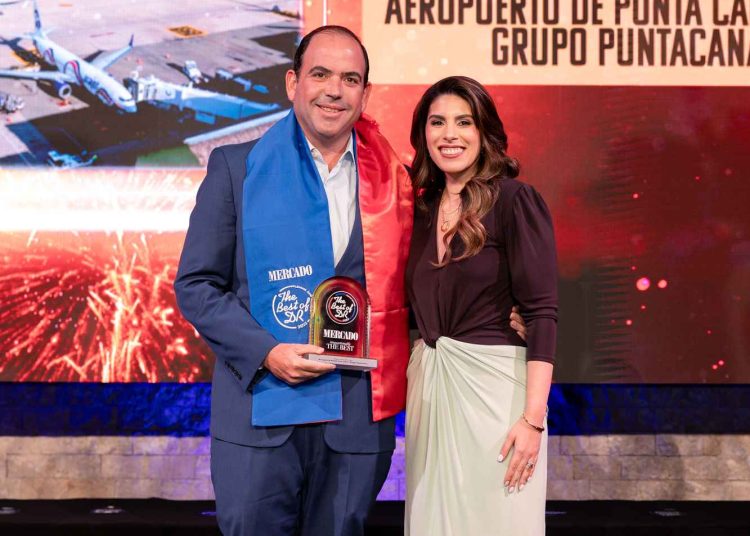 El premio fue entregado por Sarah De Moya, directora de Ventas de Mercado Media Network, y recibido por Giovanni Rainieri, director de Operaciones Airside del Aeropuerto.