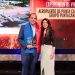 El premio fue entregado por Sarah De Moya, directora de Ventas de Mercado Media Network, y recibido por Giovanni Rainieri, director de Operaciones Airside del Aeropuerto.