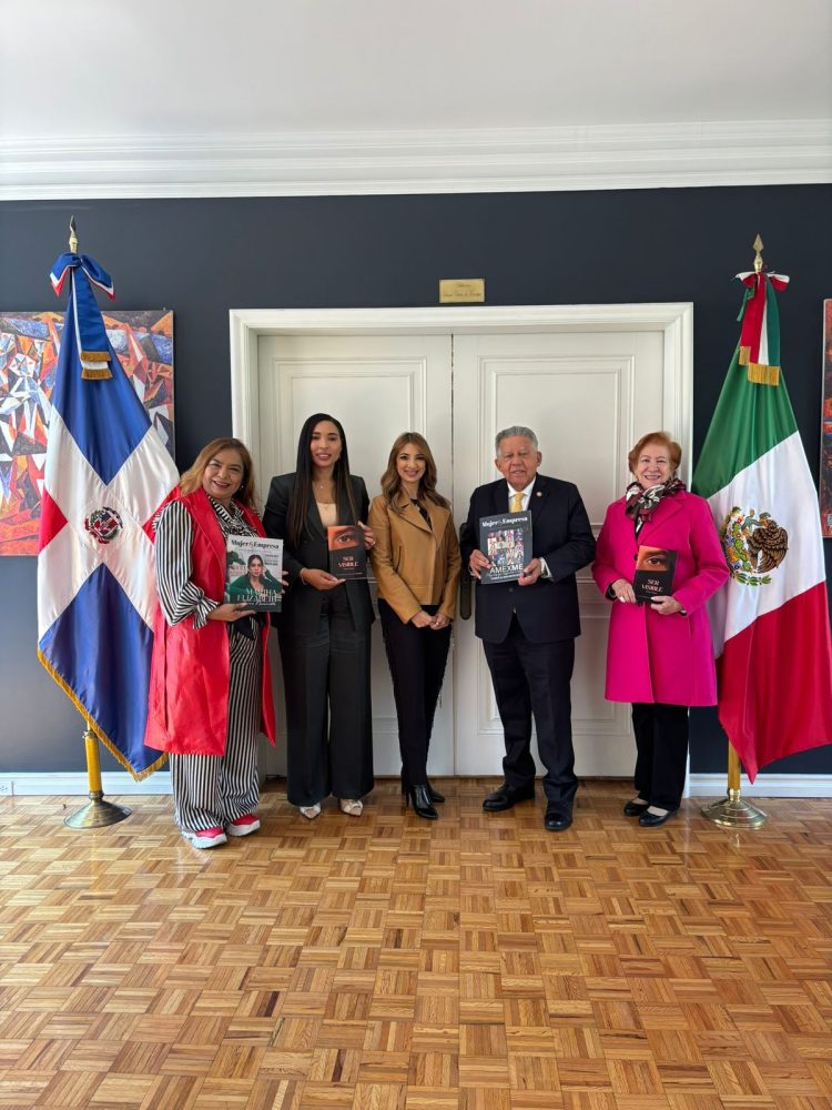 Gisel Castillo en visita a la Embajada de RD en México.
