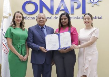 Gloria Reyes, Salvador Ramos y Michelle Guzmán, directores de las entidades aliadas, entregan certificado a una de las emprendedoras. | Fuente externa.