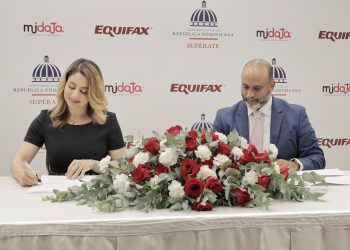 Gloria Reyes, directora general de Supérate, y José Alberto Adam, director general de EquifaxDataCrédito. - Fuente externa.