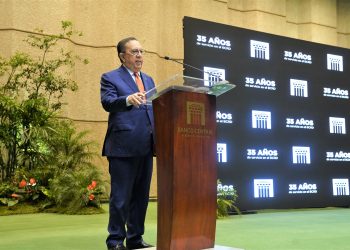 Gobernador del BCRD, Héctor Valdez Albizu, dirigiendo su discurso de reconocimiento a los bancentralianos. | Fuente externa.