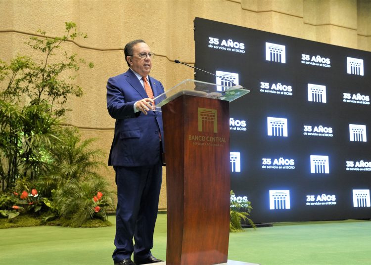 Gobernador del BCRD, Héctor Valdez Albizu, dirigiendo su discurso de reconocimiento a los bancentralianos. | Fuente externa.