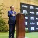 Gobernador del BCRD, Héctor Valdez Albizu, dirigiendo su discurso de reconocimiento a los bancentralianos. | Fuente externa.