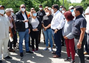 La gobernadora de Azua, Grey Pérez Díaz, conversando con los munícipes.