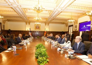Autoridades dominicanas y surinameses en el Palacio Nacional. - Fuente externa.