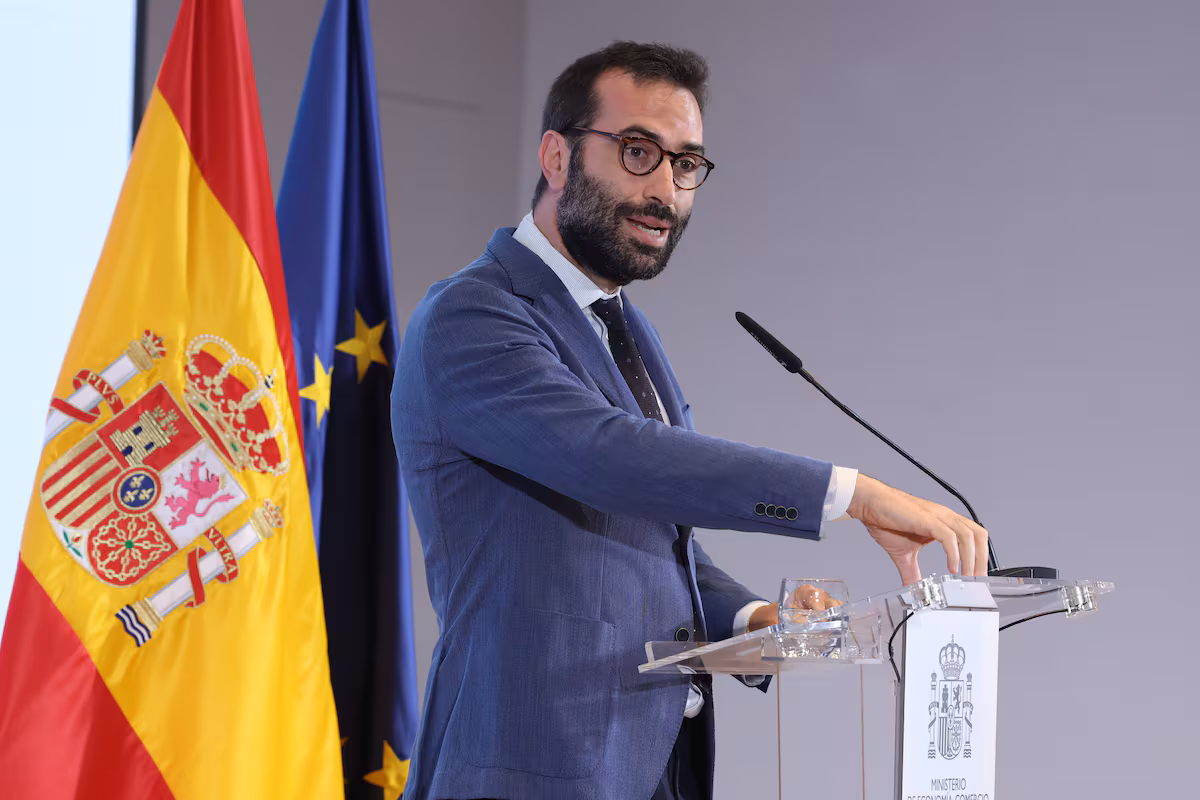 Respecto al mercado laboral, el Gobierno prevé una paulatina moderación del ritmo de crecimiento del empleo, del 3.2% con que cerró 2023 hasta situarse en el 3% este año, en el 2.4% en 2025 y el 2.1% en 2026, para acabar 2027 en el 1.9%.