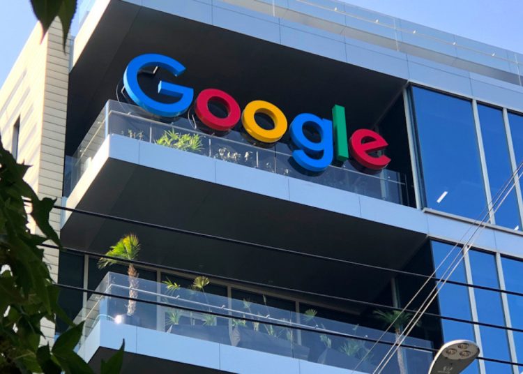 Chrome verifica los sitios web con una lista almacenada localmente de sitios no seguris conocidos, que se actualiza cada 30 o 60 minutos.