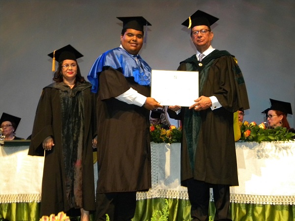 El rector de la UNPHU, Miguel Fiallo Calderón, entrega el título de Ingeniero Industrial a Bernardo Delgado Muñoz, uno de los 286 nuevos profesionales.