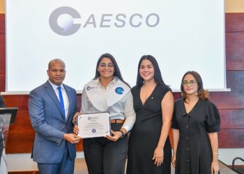 Miguel Otáñez llama a graduandos a colocar el bienestar de los demás en el centro de cada proyecto, liderazgo y acción que emprendan.