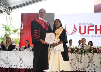 La representación estudiantil estuvo a cargo de Yederlin Ruiz Mercedes, graduada de psicología clínica con un índice perfecto de 4.0.