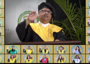 El monseñor Benito Ángeles, rector de la UCSD, le exhortó a los graduandos a mantener la fe en tiempo de crisis.