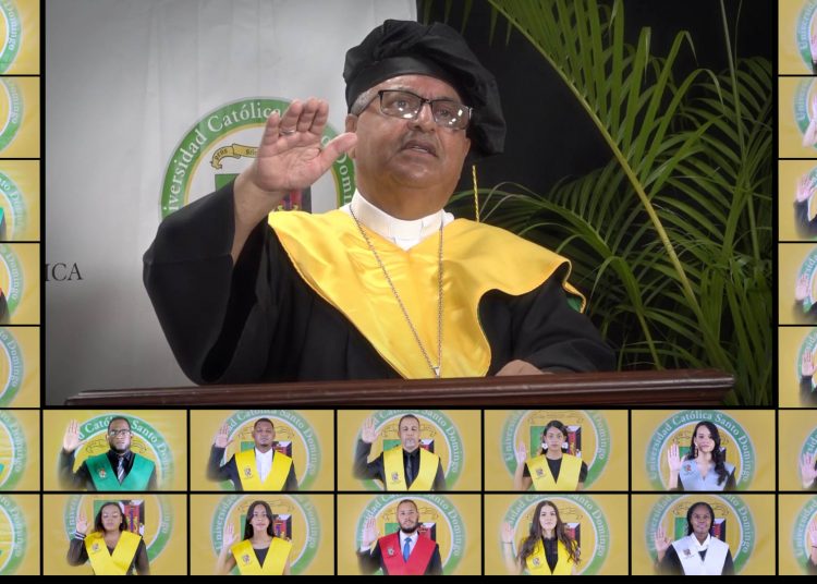 El monseñor Benito Ángeles, rector de la UCSD, le exhortó a los graduandos a mantener la fe en tiempo de crisis.