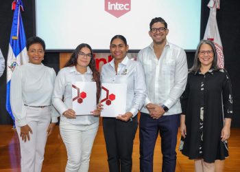 Graduandas recibiendo sus diplomas junto a Belissa Best de Santos, Gregorio Tapia y Yara Hernández. Fuente externa.