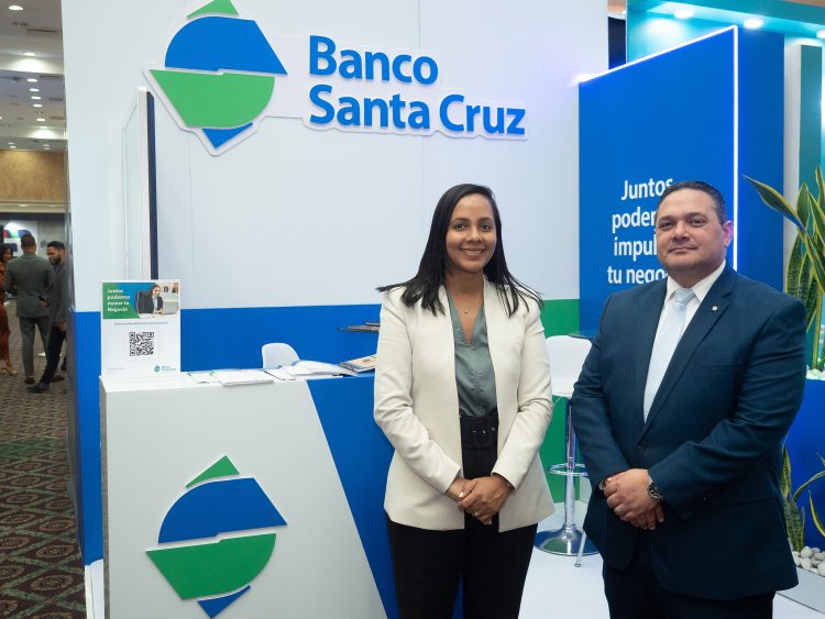 Greeys W. Henriquez, gerente Mi Negocio y Juan de Dios Gonzalez, 2do vicepresidente Banca Persona. | Fuente externa.